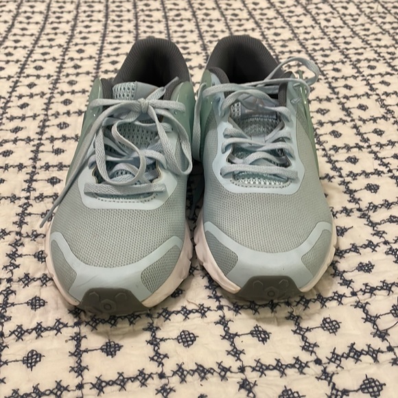 Excellent condition light blue Reebok tennis shoes. Size 8.5 - Picture 2 of 7